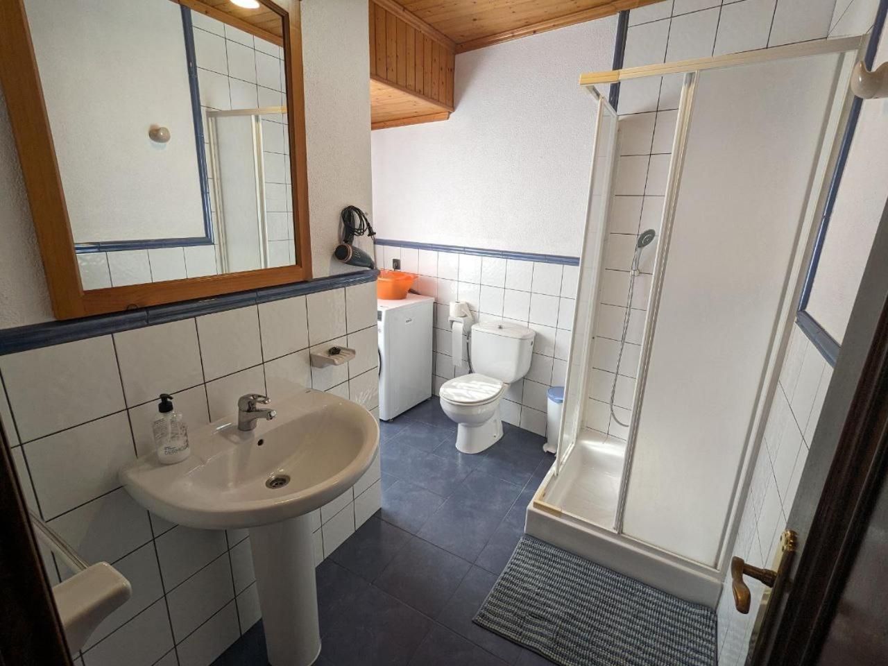 Vivienda Turistica Vacacional Maricarmen Hotel Arou ภายนอก รูปภาพ