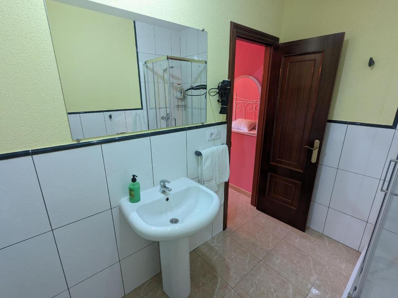 Vivienda Turistica Vacacional Maricarmen Hotel Arou ภายนอก รูปภาพ